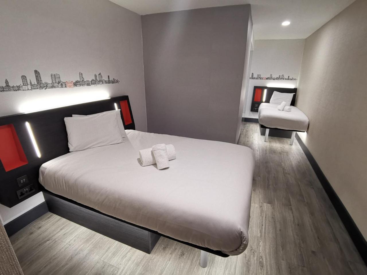 Easyhotel Leeds Exteriör bild